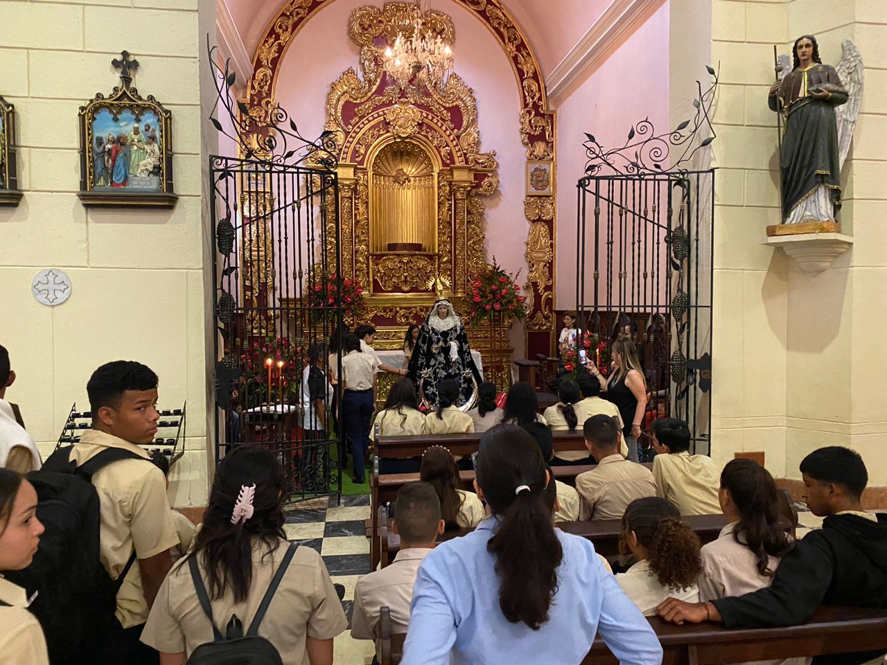 Fieles veneraron imagen de Nuestra Señora del Socorro en el tradicional Devoto Besamanos