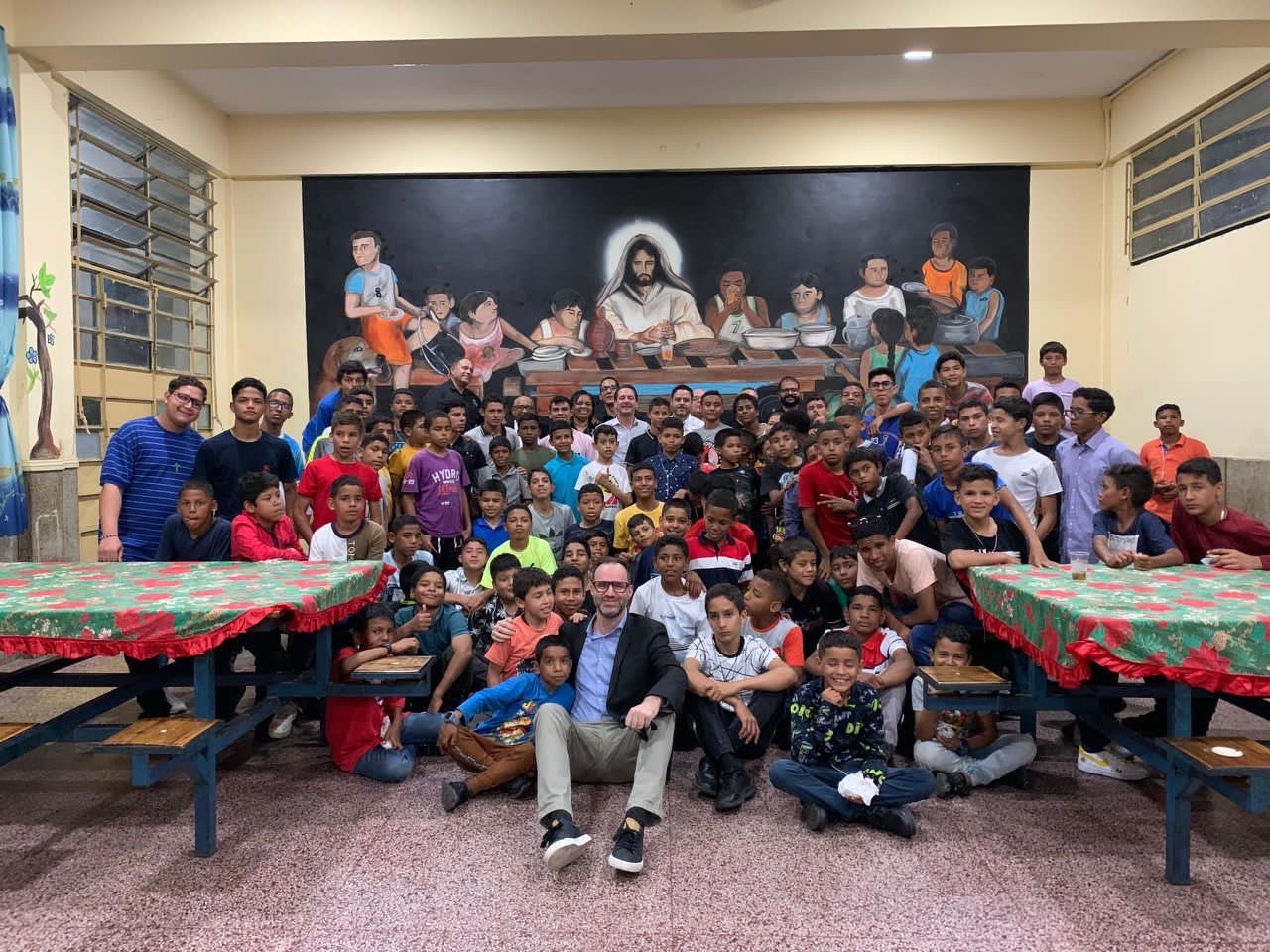 Hesperia WTC Valencia ofreció tradicional cena de Navidad a un centenar de niños de la Casa Hogar Don Bosco