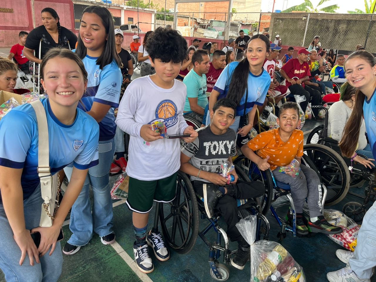Ruedas de Felicidad celebró la Navidad donando sillas de ruedas y alimentos a personas con discapacidad