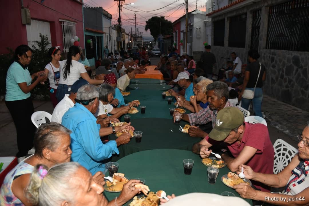 Emotiva Cena Navideña Reunió a Niños y Abuelos en el Comedor de San Blas