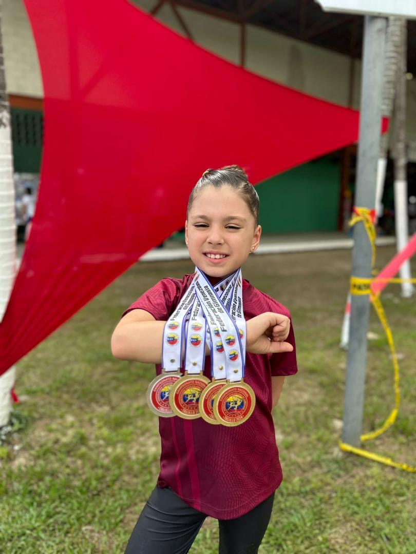 Eglantina Sanz vuelve a destacar y se convierte en campeona nacional Nivel 5 USAG de Gimnasia