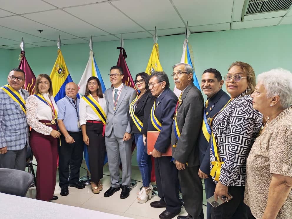 La Academia Carabobeña de la Lengua condecoro al Alcalde de San Diego, Dr. León Jurado Laurentín, con la Orden “Andrés Bello”