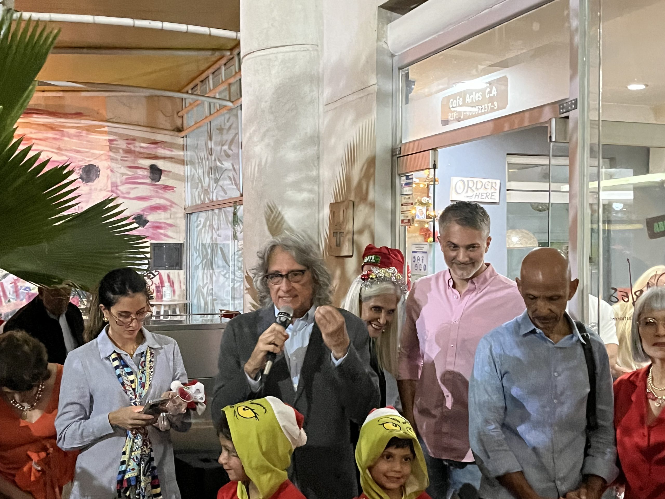 ¡Luz y Esperanza! Instituto Neurológico La Viña celebra la Navidad con emotivo encendido de árbol y gran concierto