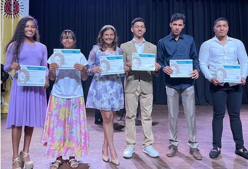 Bachilleres Valeria García y Cristian Bolívar ganaron vigésimo séptimo Festival Institucional de la Voz Universitaria UC 2025