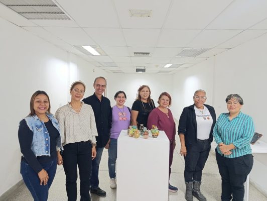 Con más de 20 piezas Dirección Central de Cultura inauguró muestra de Artes del Fuego: “Cerámica Etérea” UC 2026